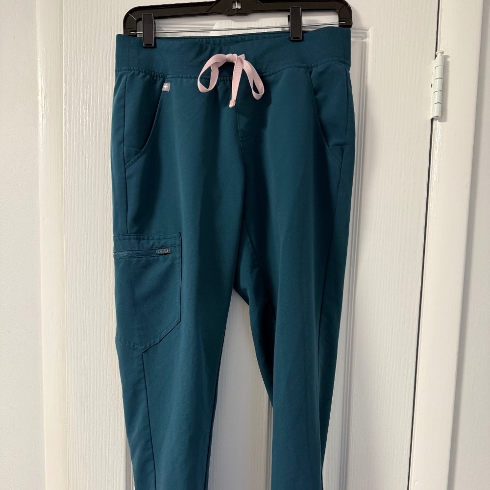 Figs Zamora jogger pants in Caribbean blue. size small regular #scrubs #jogger